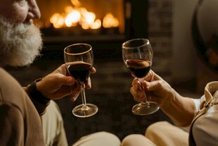 老人温馨对酌美酒暖时光