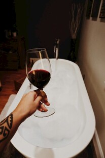 手持红酒杯的惬意时刻