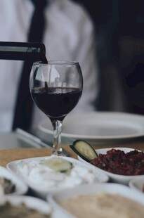 美酒佳肴的精致餐桌