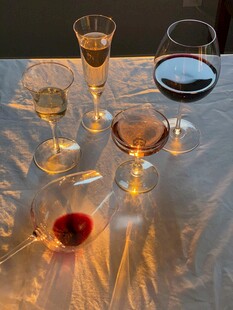 多彩酒杯摆于桌