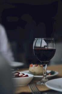 餐桌上的一杯红酒