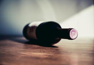 倾斜的葡萄酒瓶