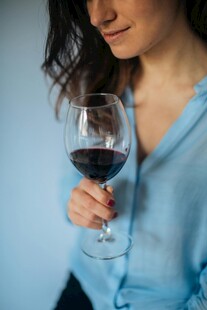 女子手持红酒杯优雅瞬间