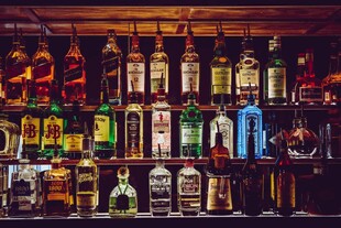 酒吧绚丽酒架陈列展示