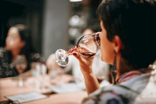 男士优雅品鉴红酒瞬间