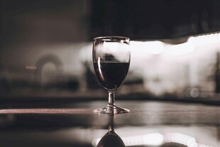 高脚杯中的红酒