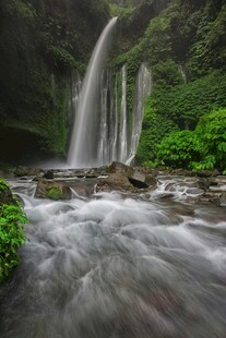 山间瀑布溪流自然美景