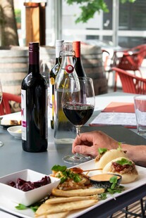 户外惬意的葡萄酒美食时光