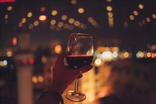 手持红酒杯夜景氛围感拉满