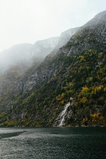 峡湾山水间的朦胧美景