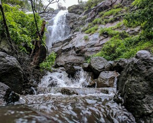 山间瀑布美景