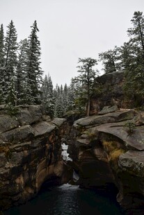 雪覆山间峡谷溪流美景