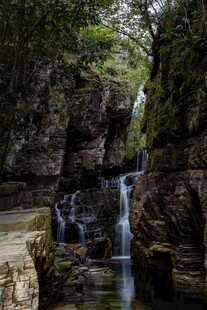 山间幽美小瀑布景观