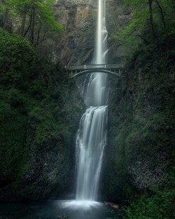 山间瀑布美景