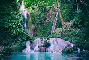 山间碧泉瀑布自然美景