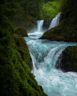 山间翠绿瀑布流水美景
