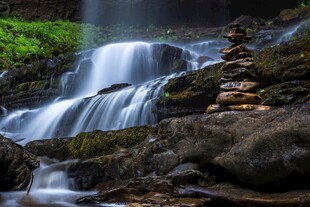 山间瀑布旁的石堆景观
