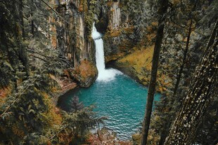 山间飞瀑下的幽蓝水潭