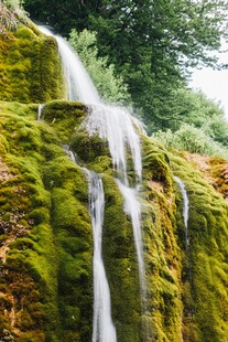 山间苔藓瀑布自然美景