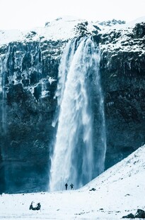 冰岛壮丽雪景瀑布景观