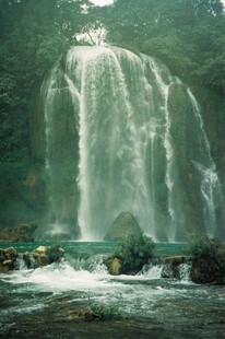 壮观瀑布展现自然之美