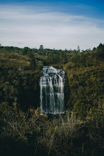 山间瀑布绿意环绕的美景