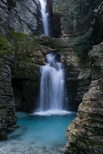 山间蓝潭瀑布美景
