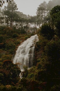 山间瀑布自然景致之美