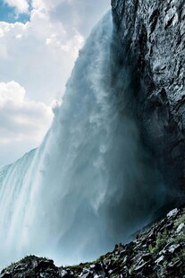 壮观瀑布从悬崖奔腾而下