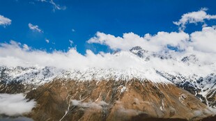 雪山蓝天壮丽自然景观