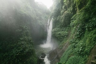 山间迷雾中的壮丽瀑布