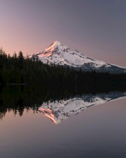 雪山倒映于宁静湖面美景