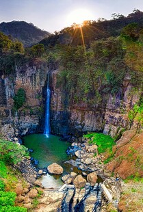 壮丽山间瀑布自然美景