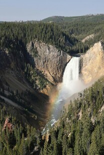 山间壮丽瀑布景观