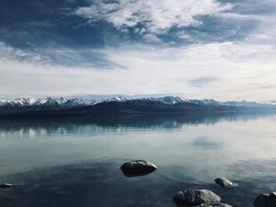 宁静湖面与天空的自然美景
