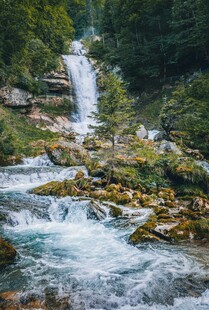 山间飞瀑溪流美景