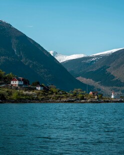 湖畔山峦美景