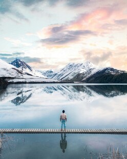 湖畔独行者山水共悠然