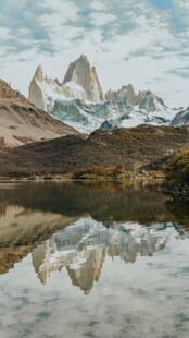 壮丽山景倒映于平静湖面