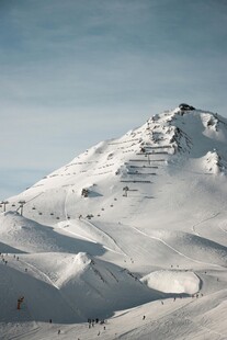 雪山滑雪场景