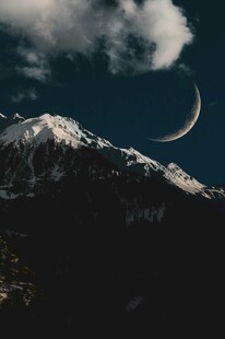 月夜雪山美景