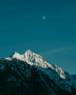 月夜下的巍峨雪山
