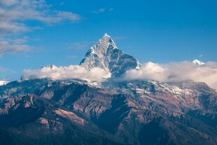 巍峨雪山傲立蓝天之下