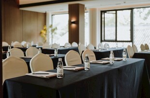 优雅整洁的现代宴会餐厅