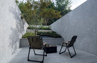 户外庭院休闲桌椅角落