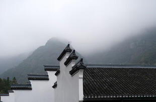 雾中徽派建筑古韵悠然