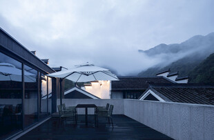 山间村落的宁静屋顶景致