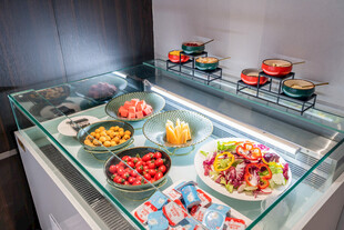 自助餐厅多彩美食陈列