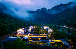 山间夜景中的璀璨建筑群