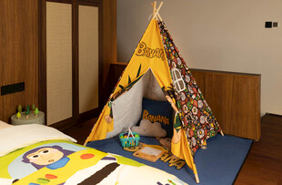 儿童房内的可爱帐篷装饰